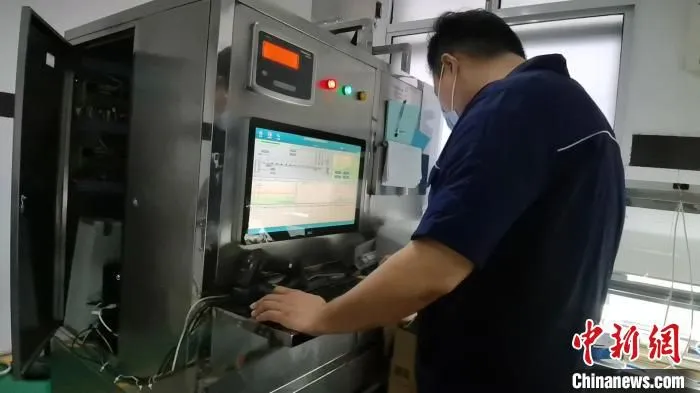 浙江某小微企业一位检定员正在查看电子远传水表的回传数据。　胡亦心 摄 摄