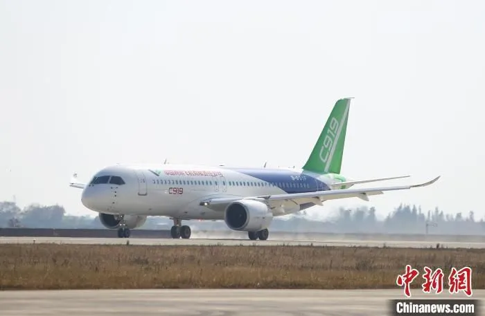 从上海浦东机场起飞的C919大型客机105架机降落南昌瑶湖机场，顺利完成该机首次空中远距离转场飞行。(资料图) 　刘占昆 摄