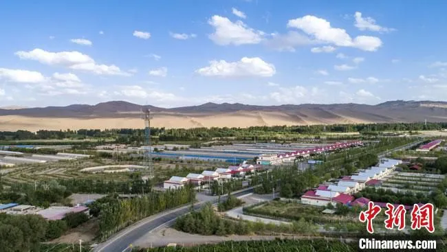 图为甘肃敦煌境内的“遍地开花”的新能源利用。(资料图) 许永涛 摄