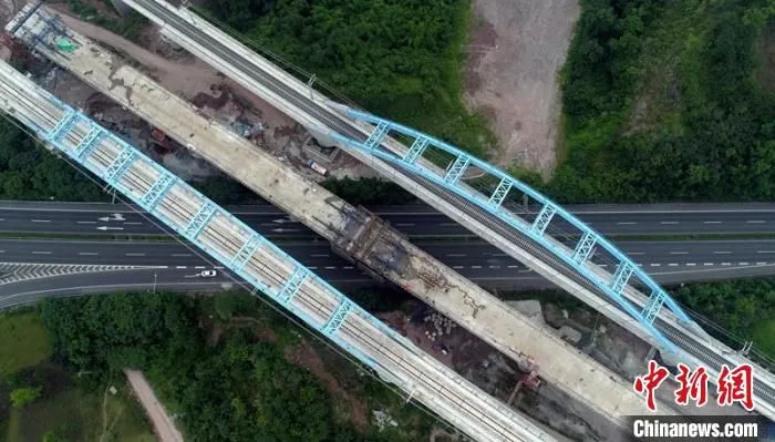 空中俯瞰成自泸高速立交双线特大桥悬臂连续梁中跨(中间)合龙现场。　刘忠俊 摄