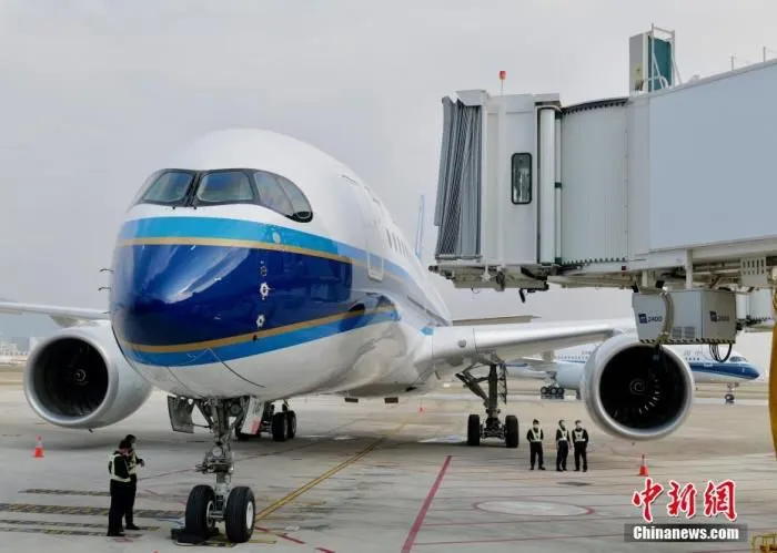 1月6日，广东省深圳市，南航两架全新大型远程宽体A350-900型客机同时落户深圳，加盟南航深圳分公司，深圳迎来目前最大空客宽体客机。图为A350-900型客机飞抵深圳宝安国际机场。 中新社记者 陈文 摄