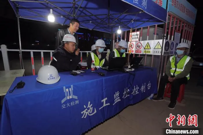 10月27日凌晨，廊坊市光明道上跨铁路立交桥主桥转体时，工作人员在施工监控控制台实时监控。　陈童 摄