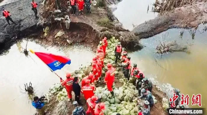 这是磁窑河孝义段四处决口中的一处，剩余三个决口封堵工作正在进行中。　史亮政 摄