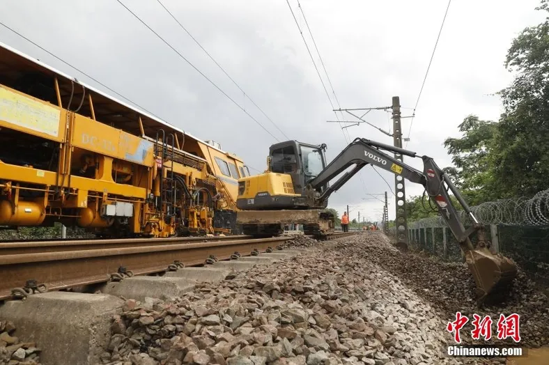 6月21日，受持续强降雨影响，沪昆线江西上饶至广丰间K540 00至K549 900处水漫钢轨，部分线路道床冲空。 中新社发 汪翰 摄