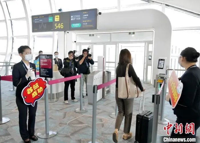 图为旅客在卫星厅登机口乘机。　陈文 摄
