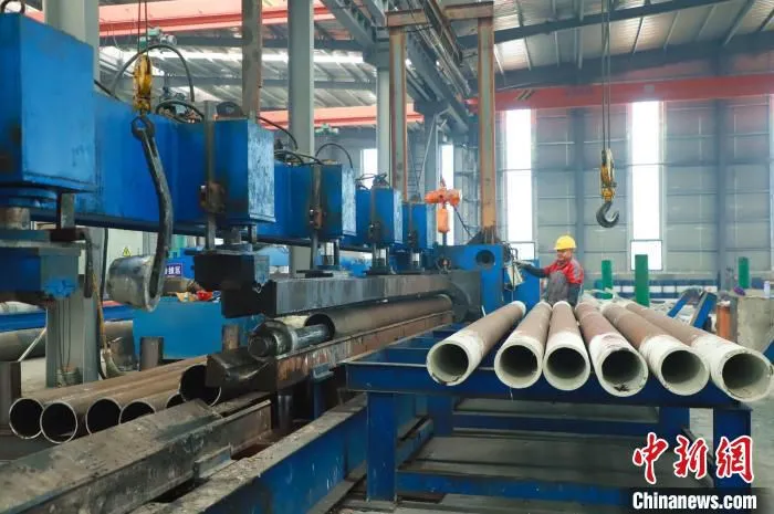 图为周宁县不锈钢深加工产业园内企业生产车间一景。　王珊珊 摄