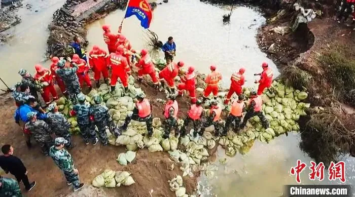 图为救援现场。　张建益 摄