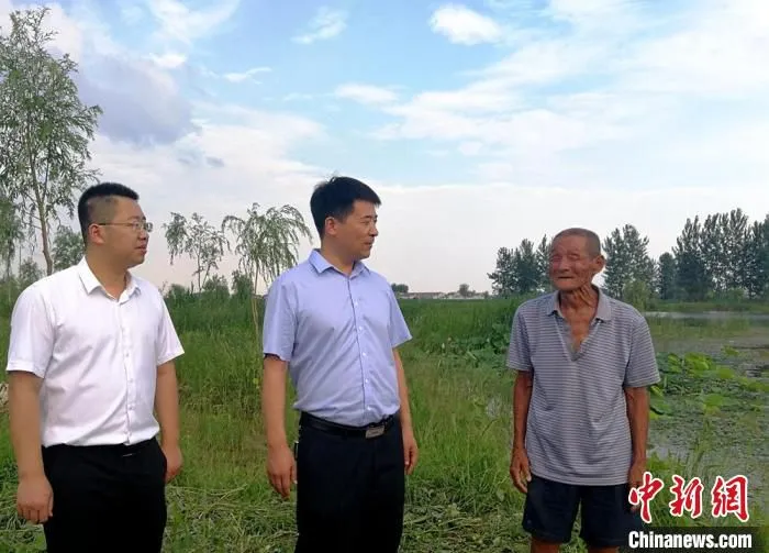 铜山区农业农村局以及何桥镇政府相关负责人来到旧砖窑项目现场看望张广连老人。　朱志庚 摄