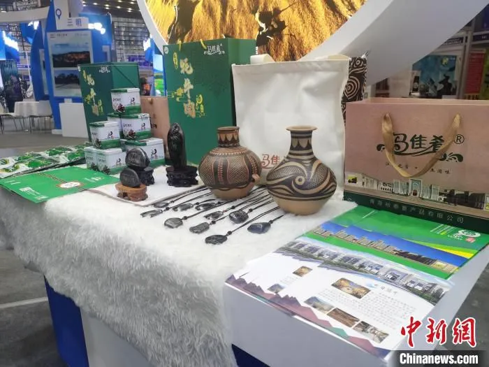 图为青海特色产品、非物质文化遗产在”2021西安丝绸之路国际旅游博览会”亮相。　青海省文化和旅游厅供图