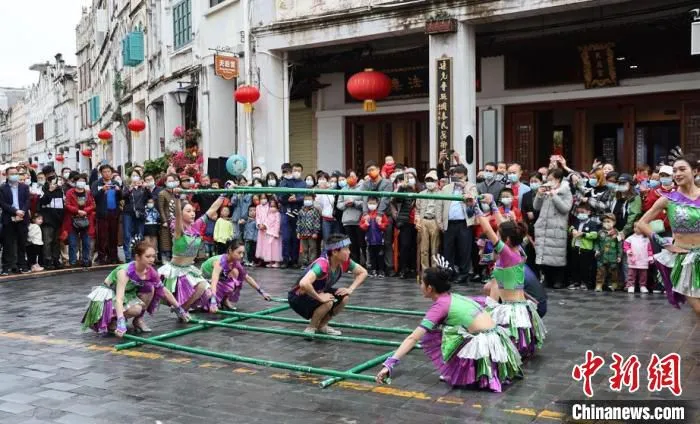 海口骑楼举办特色民俗活动人气十足。　李娜供图