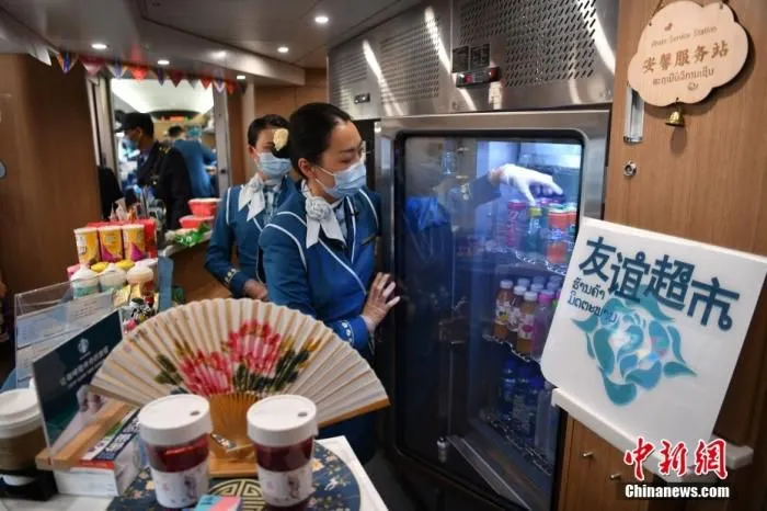 图为列车上的友谊超市。 中新社记者 刘冉阳 摄