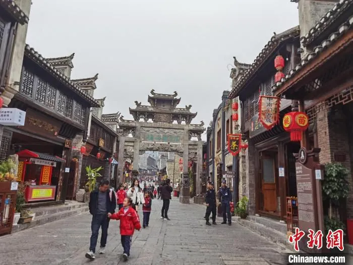图为中南门的行人和游客。　周燕玲 摄