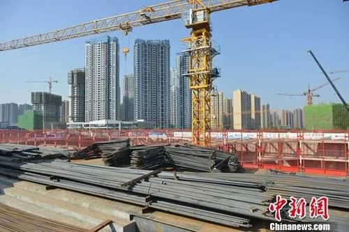 10月19日，国家统计局公布数据：2017年前三季度，中国房地产开发投资80644亿元人民币，同比名义增长8.1%，增速比1-8月份提高0.2个百分点。其中，住宅投资55109亿元人民币，增长10.4%，增速提高0.3个百分点。住宅投资占房地产开发投资的比重为68.3%。图为成都一在建房产项目。(资料图)中新社记者 张浪 摄