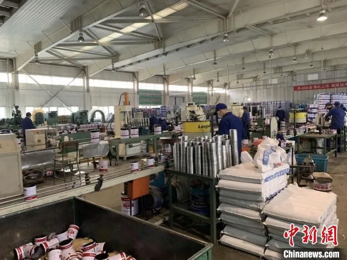 图为西北永新集团内，工作人员生产涂料。(资料图)甘肃科技集团供图 甘肃科技集团供图 摄