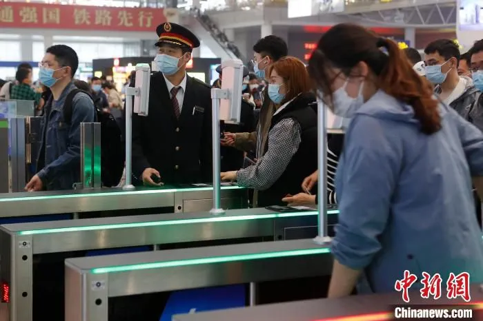 旅客在铁路上海虹桥站验票上车。　殷立勤 摄
