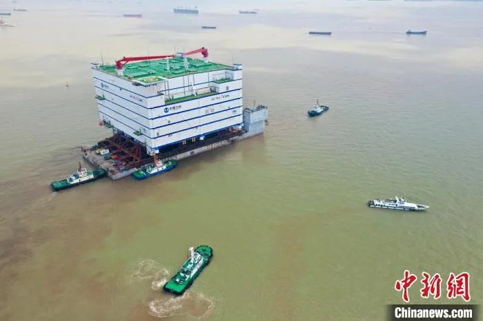 10日，“巨无霸”海上换流站江苏开启江海“大腾挪”。　滕永超 摄