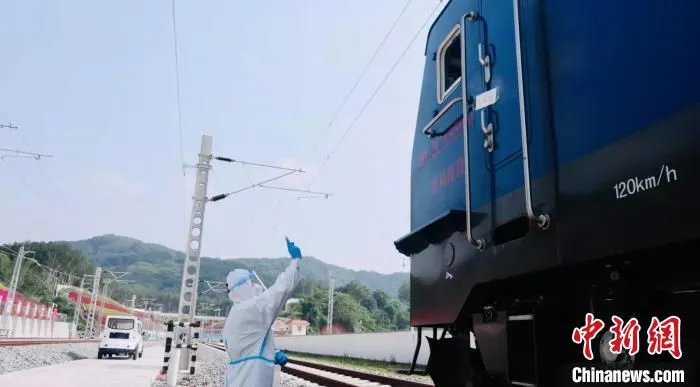 图为民警查验列车。　磨憨边检站供图