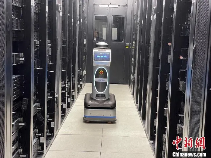 5G智慧园区亮相上海临港新片区，“机器人同事”助力园区运维。　 李秋莹 摄