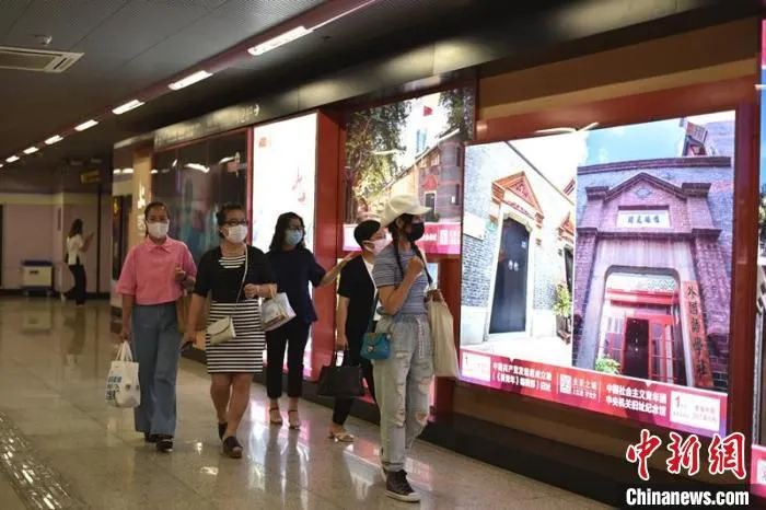 上海地铁着力打造迎接建党百年的重点主题车站。　周方 摄