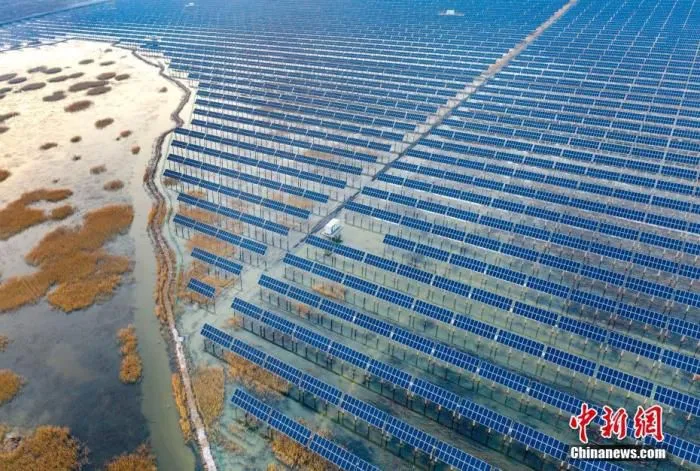资料图：太阳能光伏发电项目。(无人机照片) 中新社发 刘国兴 摄 　