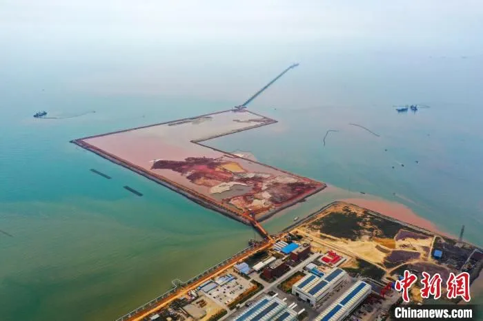 图为钦州港东航道扩建一期工程项目施工现场。