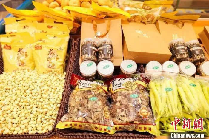 浙江省优质品牌农产品秋季选品会现场，琳琅满目的农产品。　兆丰年供图