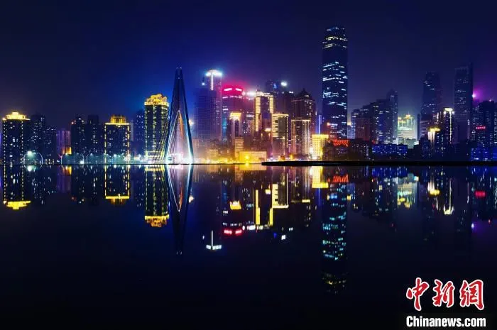 图为重庆璀璨夜景。　何蓬磊 摄
