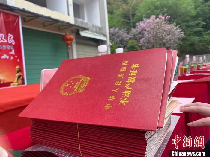 柳州市玉龙山小区80户业主的不动产权证已经全部办理完毕。　周潇男 摄