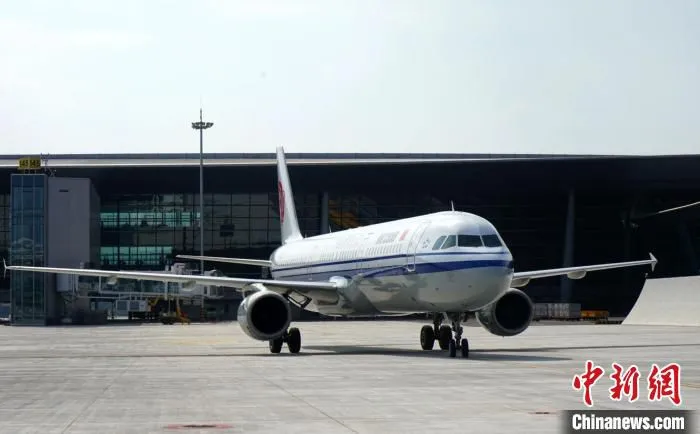 7月13日，国航4架飞机转场天府机场。(国航西南分公司供图)