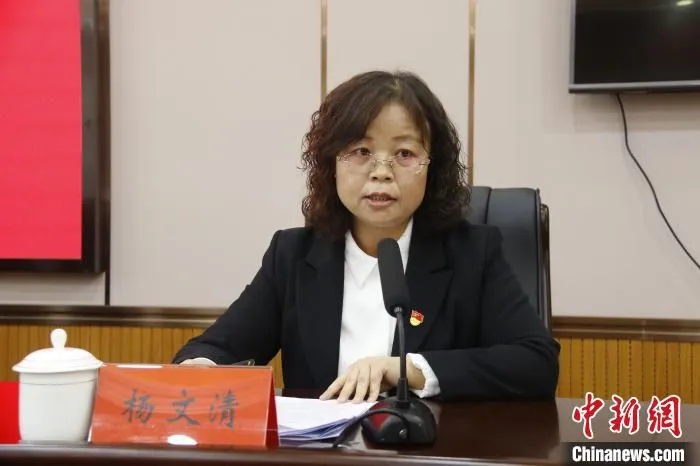 图为西宁市城东区司法局党组书记杨文清在介绍工作情况。　祁妙 摄