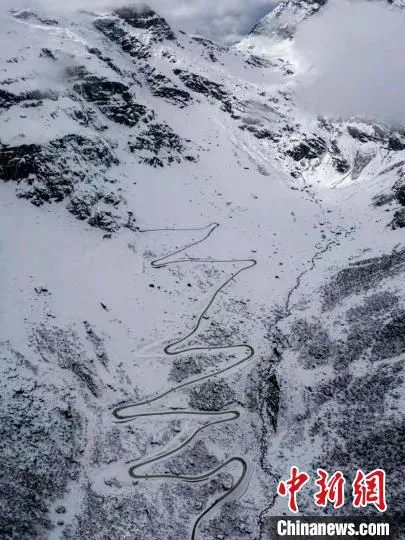 派墨公路沿线气候多变，建设难度极大。　董志雄 摄
