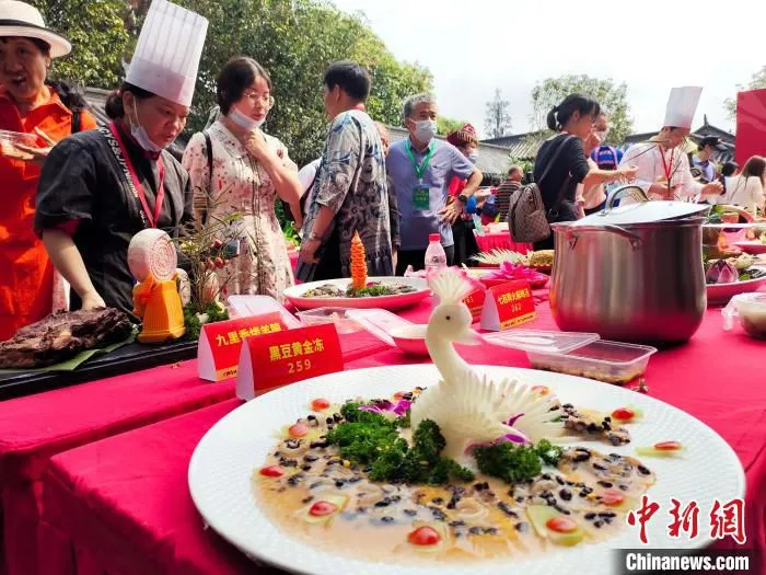 图为评委现场评审菜品。　黄艳梅 摄