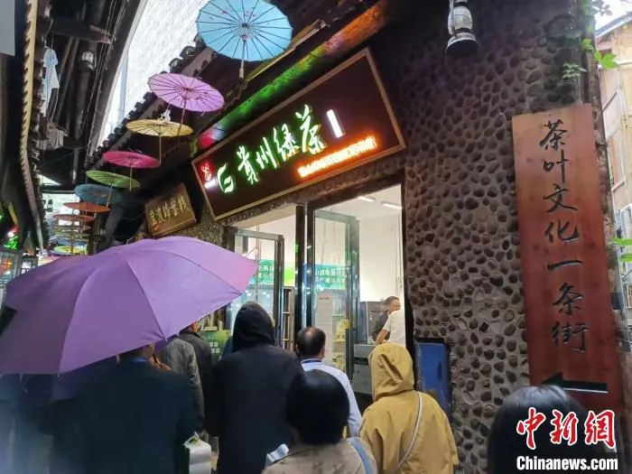 茶叶文化一条街。　石小杰 摄