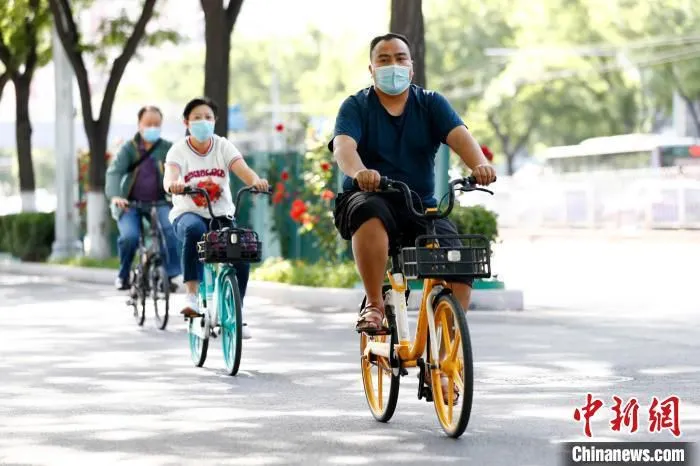  北京鼓励和支持市民更多采用“步行 自行车骑行”的出行方式，提高绿色出行比例。　北京市交通委供图