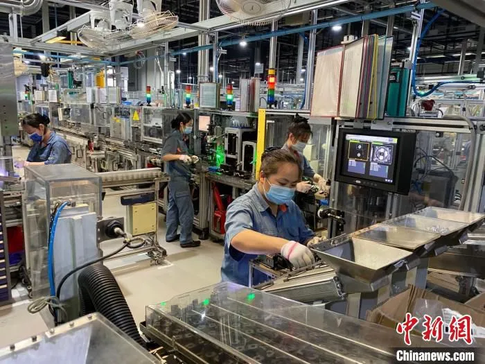 索恩格汽车部件(中国)有限公司生产车间。　王昊昊 摄