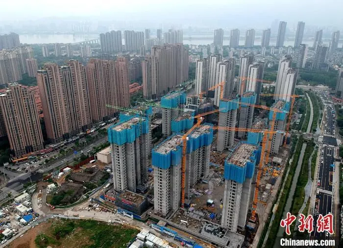 资料图：一处正在建设的住宅区。(无人机拍摄) 中新社记者 吕明 摄