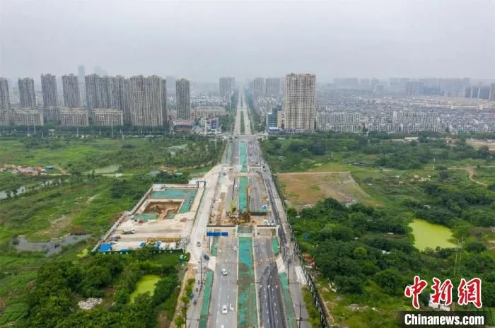 航拍宁马城际铁路九华路站车站主体结构施工现场。　韩新亮 摄
