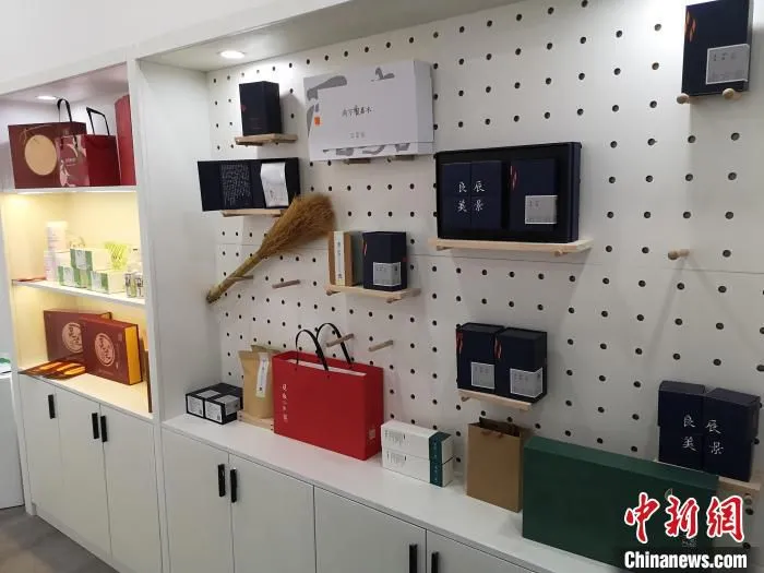 浙江遂昌花园数字乡村公共服务中心农特产品展示 范宇斌 摄