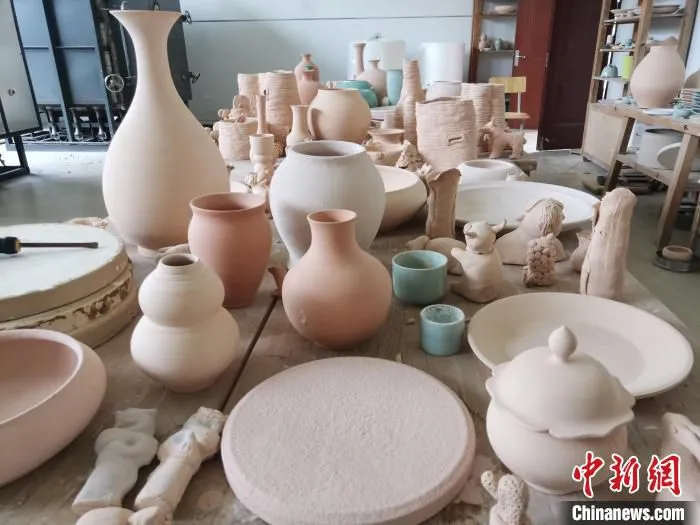 龙泉青瓷宝剑技师学院学生作品 施紫楠 摄