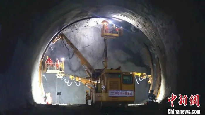 图为，西山隧道贯通前施工场景 刘皓 摄