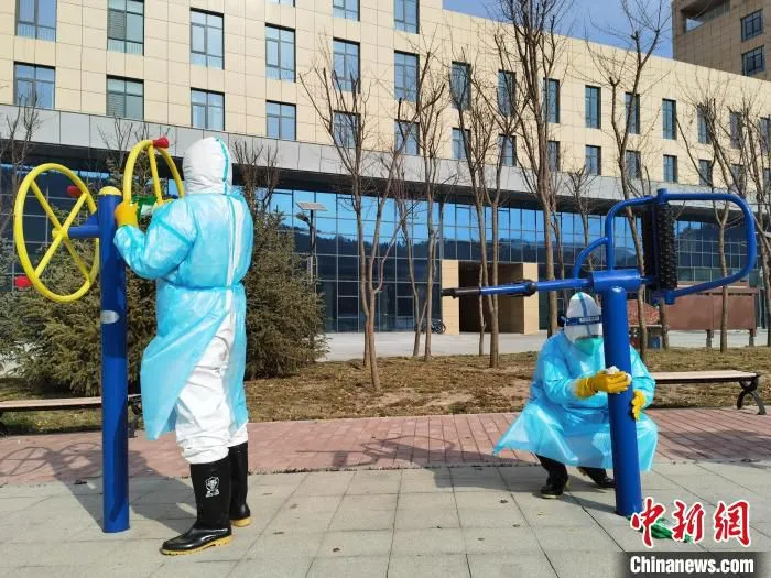 图为消杀专班成员对封控区域内健身器材进行酒精湿巾擦拭消杀。　祁增蓓 摄