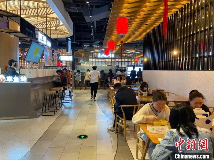 杭州某商场内餐饮消费场景。中新社记者黄慧 摄