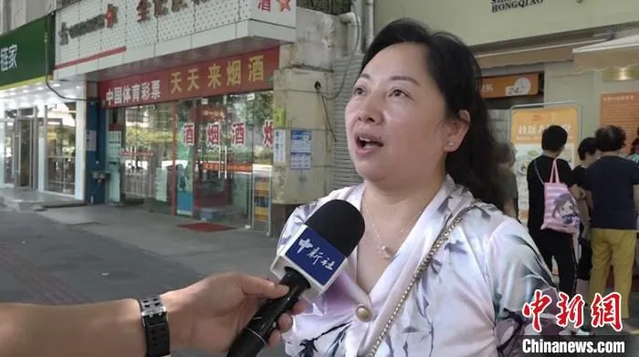 虹桥社区AI食堂负责人范艳萍接受中新社记者采访 张践 摄