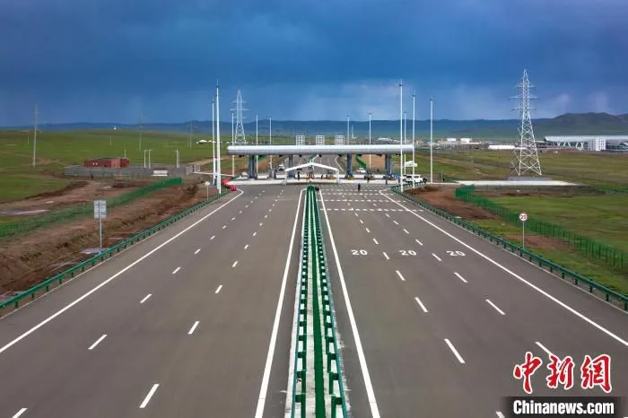 蒙古国乌兰巴托新国际机场高速公路收费站。　韩新亮 摄