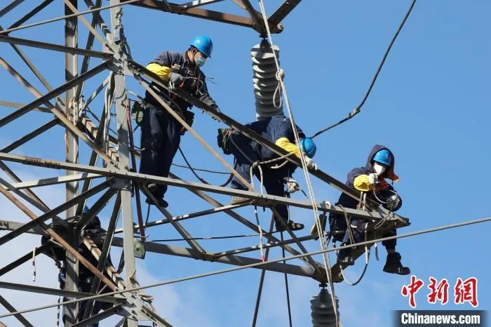 图为供电公司调集抢修力量投入抢修。　王帅 摄