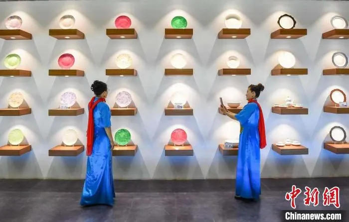 图为展厅内展出的陶瓷产品。　武俊杰 摄