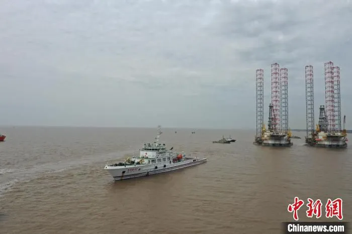 这座“海工重器”最终将抵达中国东海油气田开展勘探作业。　洋山港海事局供图 摄