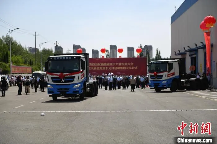 图为内蒙古包头推出的新能源重卡。　吴杰 摄