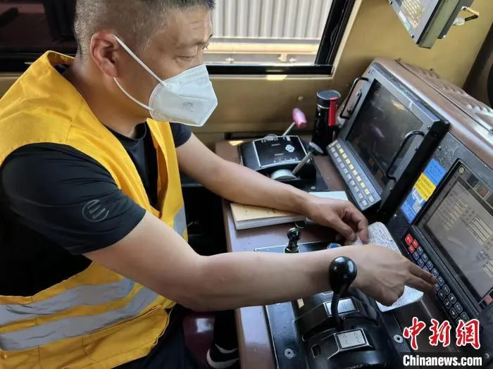 出国班组司机孔令滨正在核对监控数据。　邵庆林 摄