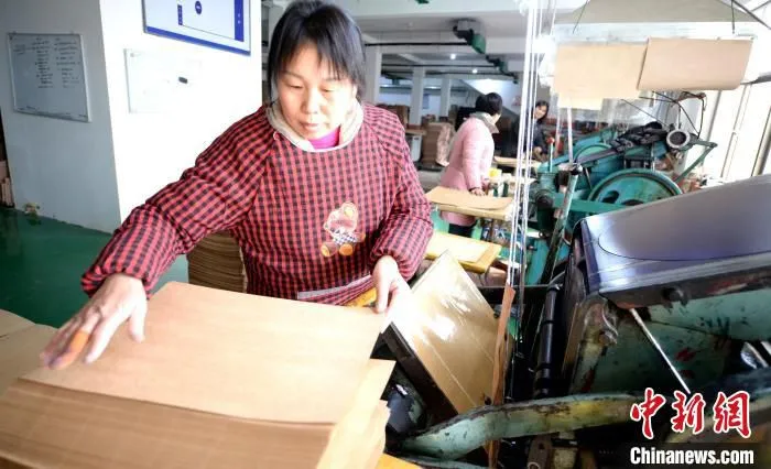 平乡县一家档案用品有限公司的工人正在进行纸板印刷。　李超 摄